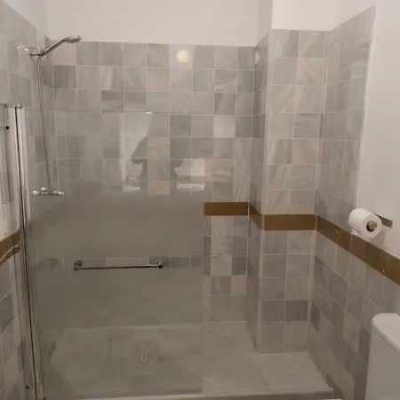 - Jinetes, 13 דירה *